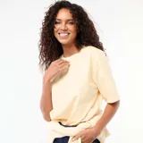 Camiseta de corte oversize y cuello redondo, con mangas cortas y diseño liso en color amarillo claro.