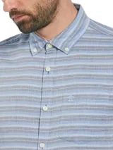 Camisa de hombre de manga larga con rayas horizontales en tonos celeste, gris y blanco. Tiene cuello abotonado, bolsillo en el pecho y cierre con botones. Marca Original Penguin.