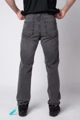 Jean de corte recto y ajuste relaxed fit, confeccionado en denim azul con lavado clásico.
