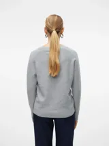Suéter de punto gris claro melange con cuello redondo y mangas largas.