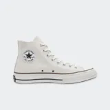 Zapatillas Converse Chuck 70 HI de caña alta color blanco hueso, confeccionadas en lona premium con costuras reforzadas, puntera y vira laqueada con trama de diamante y parche de cuero en el tobillo.