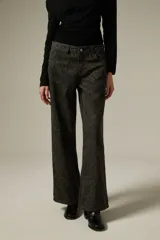 Pantalon de corte recto y tiro medio, confeccionado en algodon con estampado animal print en tonos oscuros.
