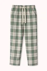 Pantalon de pijama de corte recto y holgado, confeccionado en tela de franela con estampado de cuadros en tonos verde y crema. Cuenta con cintura elastizada con cordón ajustable y bolsillos laterales.