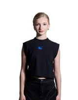 Musculosa negra de algodón con cuello redondo y sisa ancha. Presenta un bordado azul en el frente con un diseño de un animal fantástico.