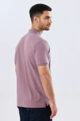 Remera polo de piqué de algodón color azul, de manga corta, con cuello camisero, cierre frontal de dos botones y pequeño logo bordado en el pecho.