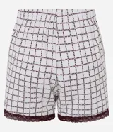 Short de pijama femenino confeccionado en tejido peach touch de poliéster, con cintura elastizada, botones frontales y encaje bordó en los bajos. Presenta un estampado geométrico con pequeños corazones en tonos blancos y oscuros.