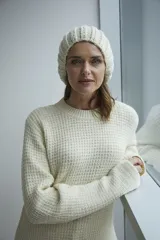 Sweater marrón de punto fantasía, de lana fina sin teñir, con terminaciones elásticas en puños y ruedo.