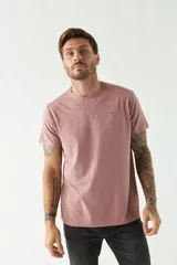 Remera de algodón de corte regular, con cuello redondo, manga corta y logo bordado en el pecho.