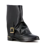Bota de caña media en color negro, confeccionada en material sintético con acabado liso. Presenta un diseño de caña holgada con efecto arrugado y una tira decorativa lateral con hebilla metálica dorada. Cuenta con un taco bajo cuadrado y detalle de borde metálico en la base del talón.
