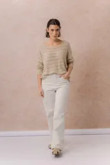 Sweater tejido calado color beige, con escote amplio y mangas largas de calce relajado.