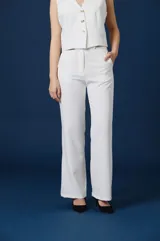 Pantalon de vestir azul marino con corte recto y silueta amplia de caida fluida, con cintura definida y cierre frontal oculto.