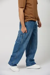 Jean baggy de color azul claro, estilo carpintero, con bolsillos laterales utilitarios y corte ancho de pierna recta.