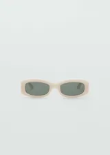 Gafas de sol de diseño rectangular con montura de pasta en color beige y cristales oscuros.