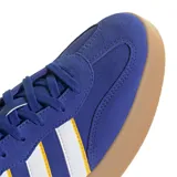 Championes urbanos Adidas modelo Barreda, color azul con las icónicas tres tiras laterales en blanco con bordes amarillos. Presentan puntera en forma de T, capellada de gamuza y suela de goma color caramelo.
