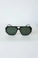 Lentes de sol con armazón de policarbonato negro y cristales tonalidad ámbar, con diseño de puente doble estilo aviador.
