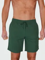 Short de baño verde con cintura elástica ajustable con cordón y logo de la marca bordado en la pierna.