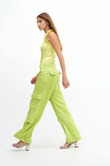 Top de un hombro color amarillo, con detalle de volados en el escote.