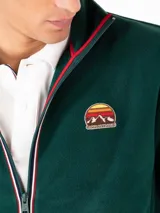 Campera de micropolar azul marino con cierre frontal, cuello alto y logo bordado en el pecho.