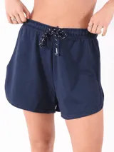 Short de tejido terry color azul oscuro, con cintura elástica y cordón ajustable. Presenta un diseño de corte holgado con bordes redondeados.