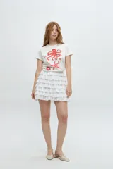 Falda corta blanca con volados de encaje.