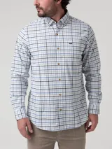 Camisa de manga larga confeccionada en franela de algodón orgánico, con diseño de cuadros en tonos blancos, azules y negros. Presenta cuello con botones, cierre frontal abotonado, bolsillo en el pecho y logo bordado.
