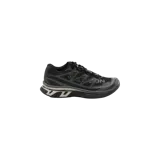 Championes Salomon x MM6 Maison Margiela de corte bajo, color negro con detalles en gris y suela con amortiguación.