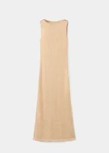 Vestido midi de fiesta con acabado brillante, corte recto y cuello barca, sin mangas.