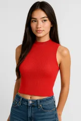 Top blanco de viscosa con cuello alto y corte entallado.