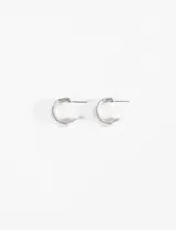 Aros tipo argolla de tamaño pequeño con acabado texturizado estilo machacado en color plateado.