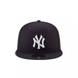 Gorra New Era 9Fifty color negro con logo bordado de los New York Yankees en blanco y logo de New Era bordado en el lateral. Visera plana y cierre snapback ajustable.
