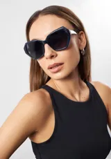 Lentes de sol Eco Shades modelo Lucia, con montura angular color azul y lentes grises. Fabricados con materiales reciclados.