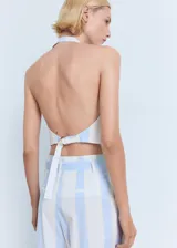 Top de algodón con estampado de rayas celestes y blancas, cuello halter, cierre frontal con botones y diseño entallado.