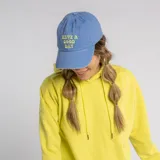 Gorro tipo baseball cap color azul con bordado frontal en color amarillo con la frase Have a good day.