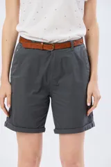 Bermuda clásica de corte recto, confeccionada en algodón con elastano, con bolsillos laterales y vuelta en el ruedo. Incluye un cinturón delgado de cuero marrón.