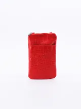Bandolera roja con textura simil cuero de cocodrilo, con cierre superior y bolsillo frontal.