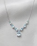 Gargantilla de plata 925 con diseño en V, compuesta por cinco piedras de topacio azul cielo en corte de lágrima y un dije central colgante también en corte de lágrima.