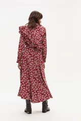 Falda larga con estampado floral en tonos rojo y beige, con tajo lateral y elástico en la cintura trasera.