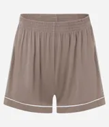 Pijama de dos piezas compuesto por una remera de manga corta con escote en V y un short con cintura elástica. Ambas prendas presentan detalles de vivos en color blanco en los bordes. Confeccionado en viscolycra suave y ligera.