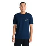 Remera azul de manga corta y cuello redondo, con pequeño estampado gráfico en el pecho con texto descriptivo.
