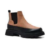 Bota Chelsea de cuero color tostado con elástico lateral negro y suela track negra.