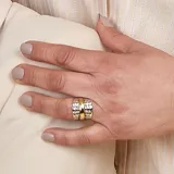 Anillo ancho de diseño mixto, compuesto por una banda central lisa de oro amarillo flanqueada por dos bandas laterales de plata 925 con acabado martillado.
