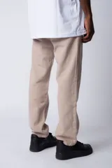 Pantalón color beige de gabardina, corte recto y estilo casual.