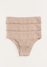 Pack de tres bombachas de corte bikini confeccionadas en tejido de punto suave color beige, con detalle de logo bordado en el lateral.