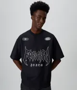 Remera boxy de algodón y poliéster color negro, con cuello redondo, mangas cortas y estampado frontal con gráficos y lettering "Forsaken Youth".