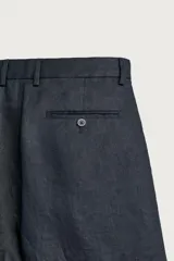 Bermuda regular fit azul marino confeccionada en lino, con bolsillos frontales, bolsillos traseros de doble vivo con botón y cierre frontal con cremallera y botón.