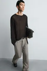Pantalón de corte flare fit, con diseño de estructura sutil, bolsillos frontales y bolsillos traseros de vivo. Cuenta con cierre frontal de cremallera y botón.