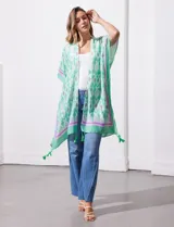 Kimono tejido con estampado geométrico en tonos verde agua y lila, con terminación de ruedo con borlas verdes.