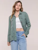 Sobrecamisa beige de lino liviano, con cuello camisero, cierre frontal de botones carey y bolsillos en el pecho. Cuenta con cordón ajustable en la cintura y mangas largas.