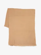 Bufanda lisa color marrón claro con flecos pequeños en los extremos.