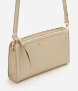 Cartera bandolera Satinato de material sintético en color dorado, con formato rectangular compacto y doble compartimiento con cierre. Cuenta con bolsillo frontal independiente, tiradores alargados y asa larga regulable y removible.